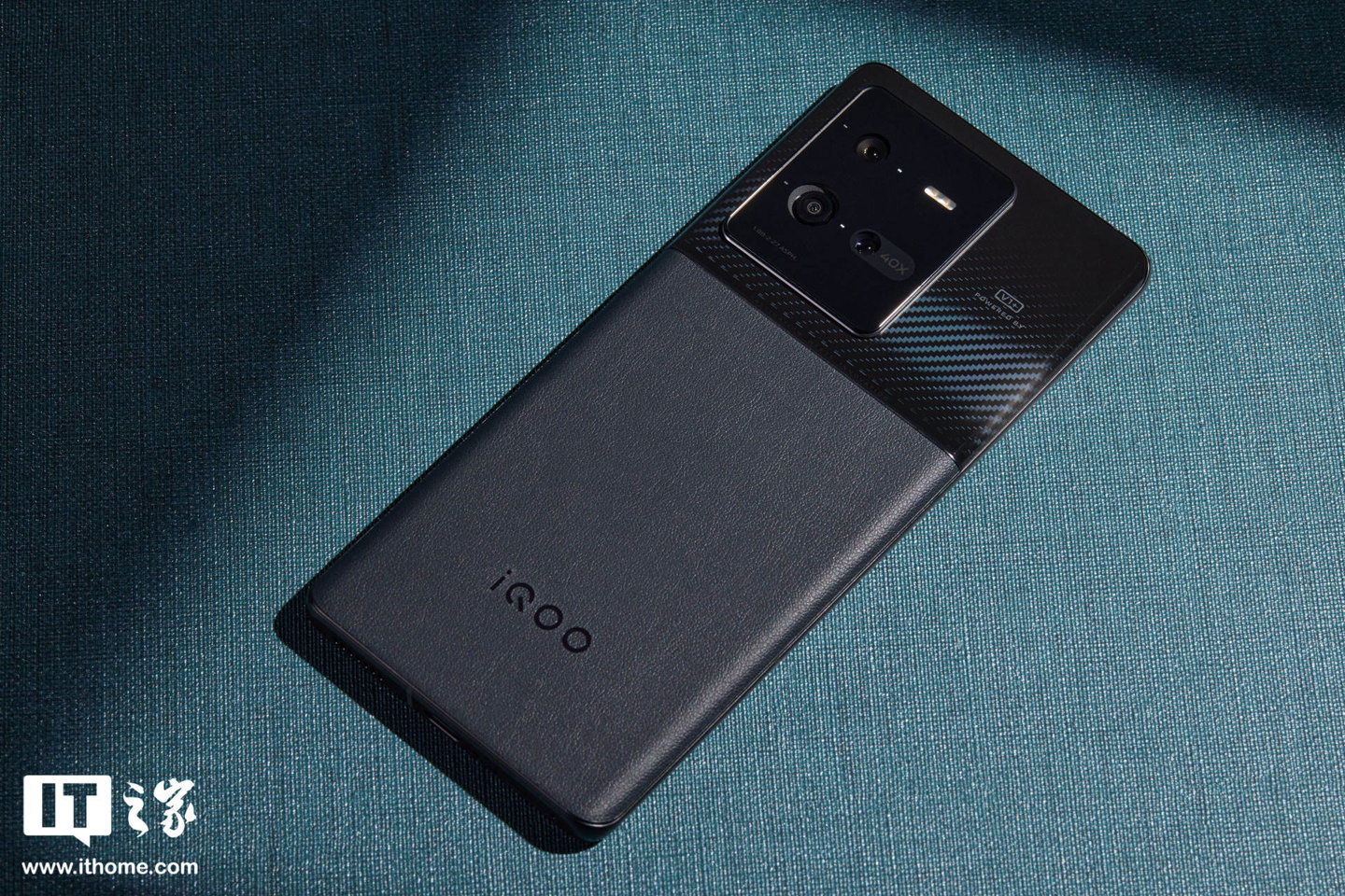 【IT之家开箱】iQOO 10 Pro 赛道、传奇版图赏：拼接撞色设计，诠释速度秩序美学