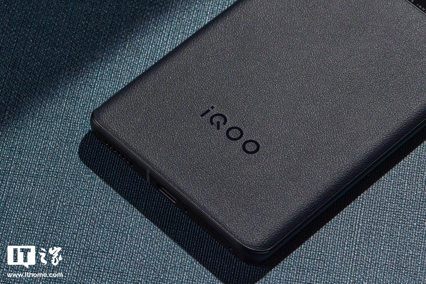 【IT之家开箱】iQOO 10 Pro 赛道、传奇版图赏：拼接撞色设计，诠释速度秩序美学