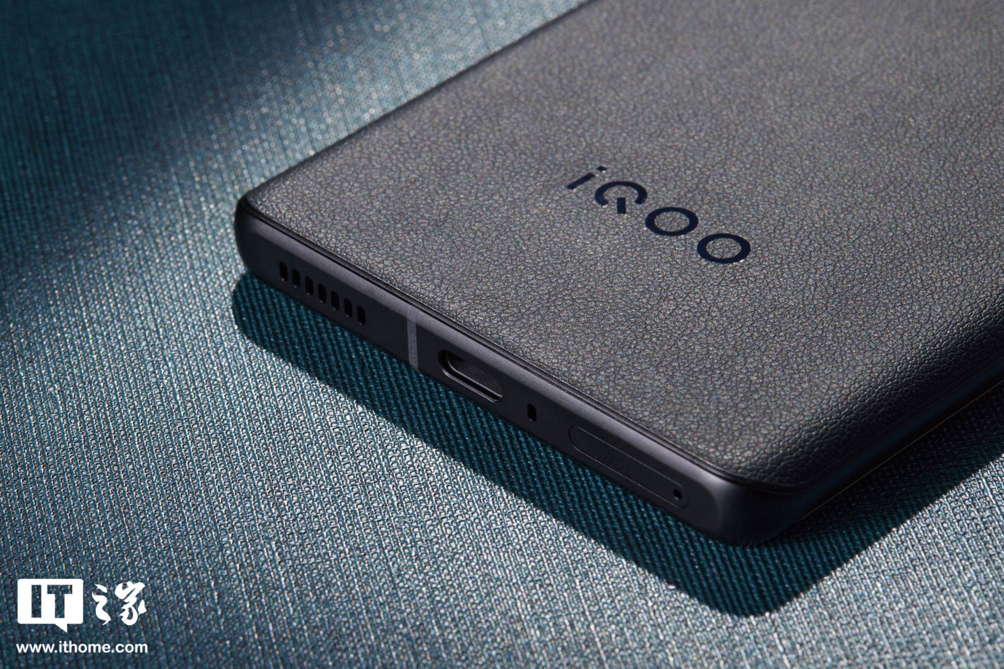 【IT之家开箱】iQOO 10 Pro 赛道、传奇版图赏：拼接撞色设计，诠释速度秩序美学