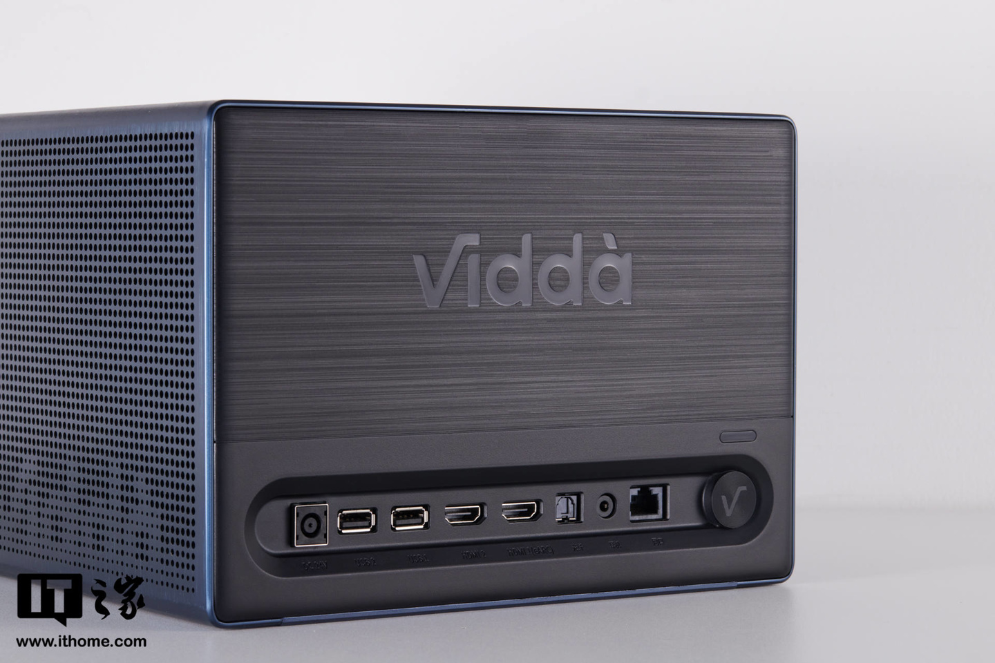 【IT之家开箱】Vidda 4K 全色激光投影 C1 图赏：百搭造型，便携属性