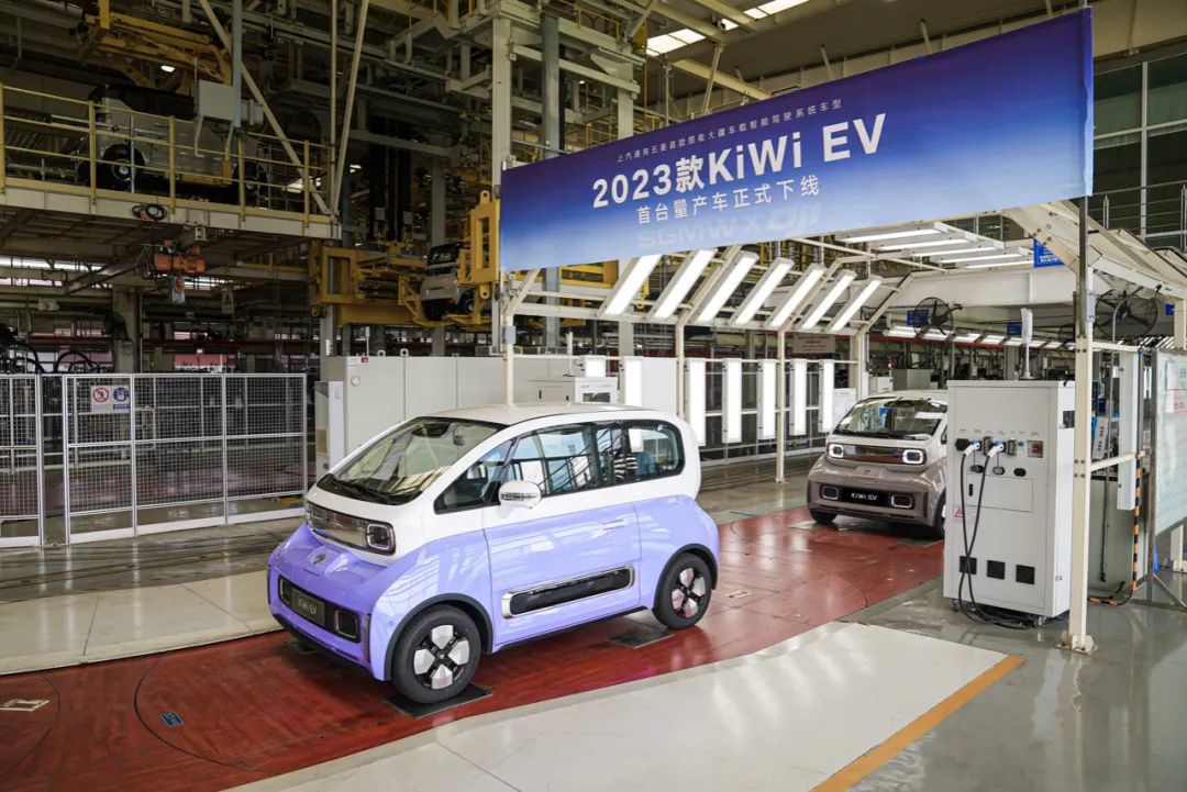 全球首款搭载大疆车载智能驾驶系统车型，五菱 2023 款 KiWi EV 首台量产车下线