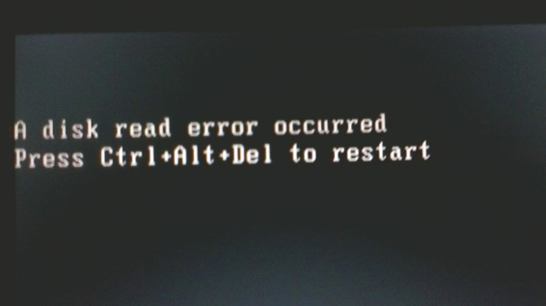 win10电脑开机黑屏提示a disk read error occurred怎么办？